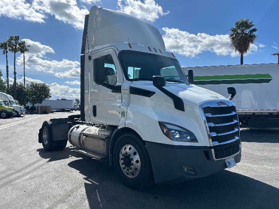 Day Cab Tractor-Heavy Duty Tractors-Freightliner-2019-T11642ST-Fontana-CA-359,034\n\t\tmiles-$ 36,750 - Image 1