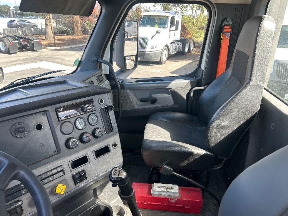 Day Cab Tractor-Heavy Duty Tractors-Freightliner-2019-T11642ST-Fontana-CA-359,034\n\t\tmiles-$ 36,750 - Image 10