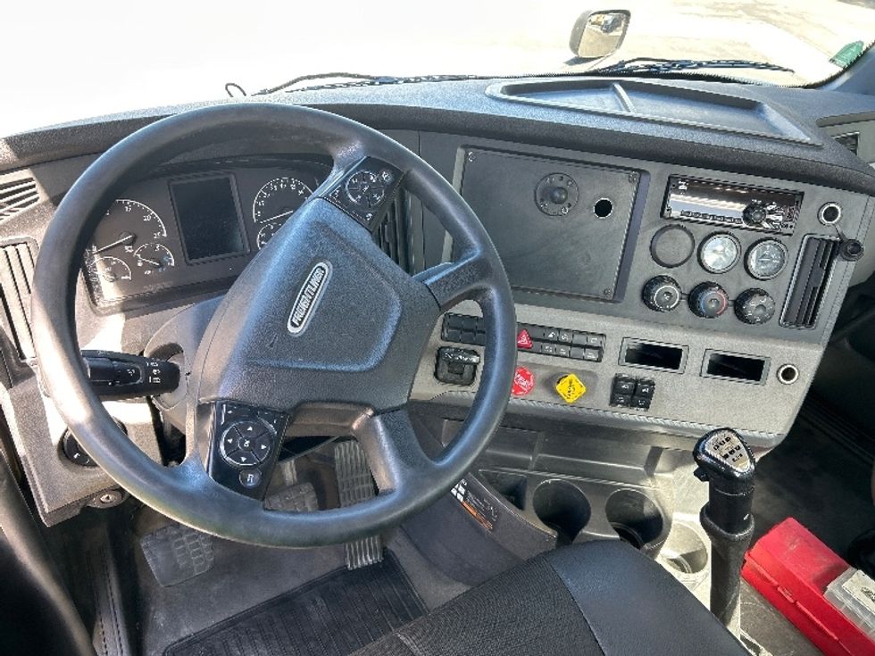 Day Cab Tractor-Heavy Duty Tractors-Freightliner-2019-T11642ST-Fontana-CA-359,034\n\t\tmiles-$ 36,750 - Image 11