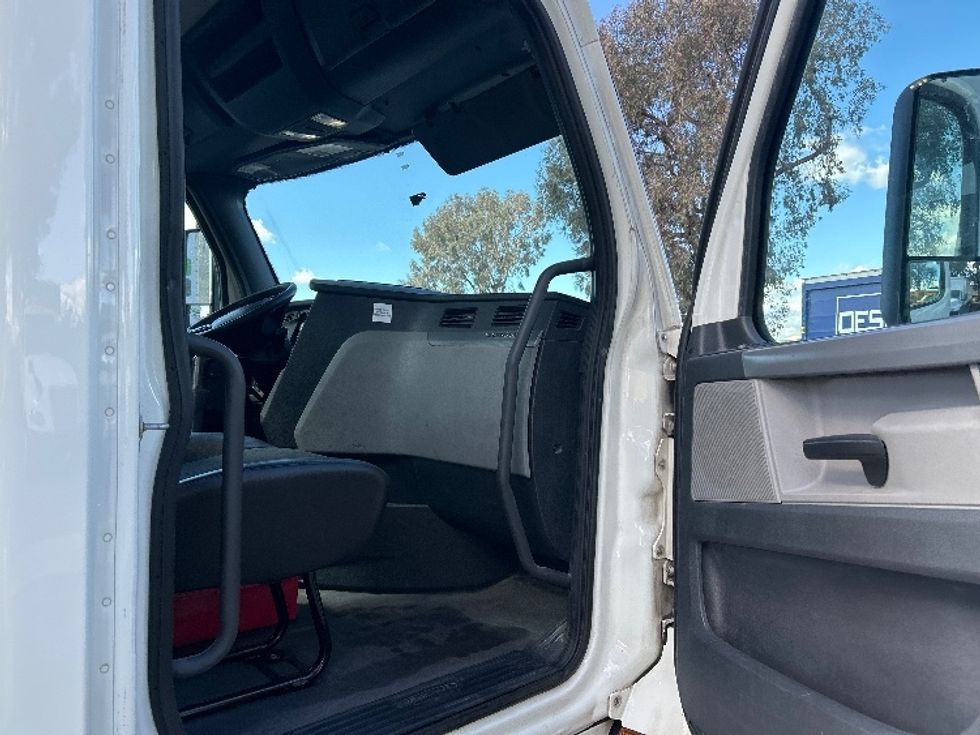 Day Cab Tractor-Heavy Duty Tractors-Freightliner-2019-T11642ST-Fontana-CA-359,034\n\t\tmiles-$ 36,750 - Image 12