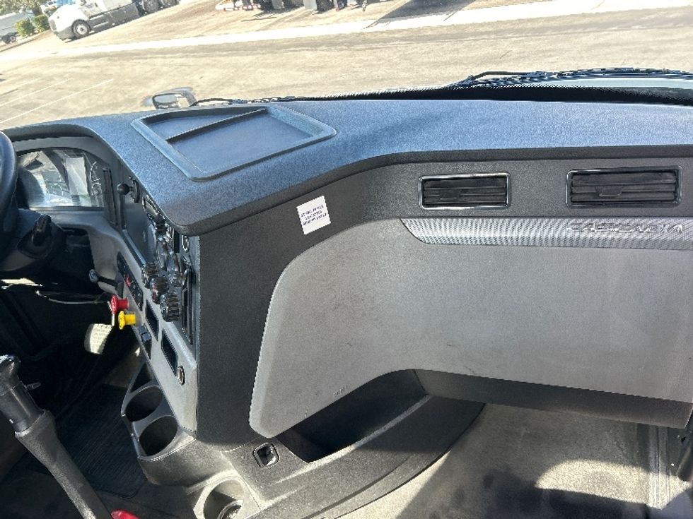 Day Cab Tractor-Heavy Duty Tractors-Freightliner-2019-T11642ST-Fontana-CA-359,034\n\t\tmiles-$ 36,750 - Image 13