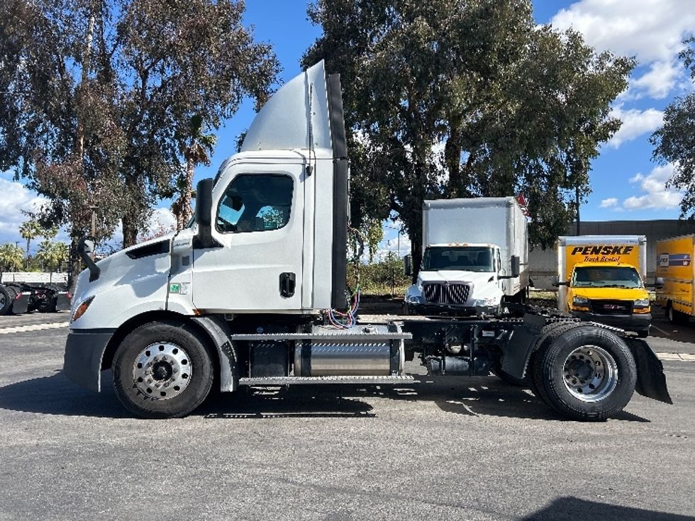 Day Cab Tractor-Heavy Duty Tractors-Freightliner-2019-T11642ST-Fontana-CA-359,034\n\t\tmiles-$ 36,750 - Image 4