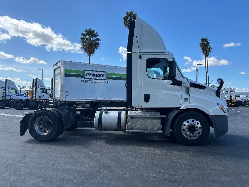 Day Cab Tractor-Heavy Duty Tractors-Freightliner-2019-T11642ST-Fontana-CA-359,034\n\t\tmiles-$ 36,750 - Image 8