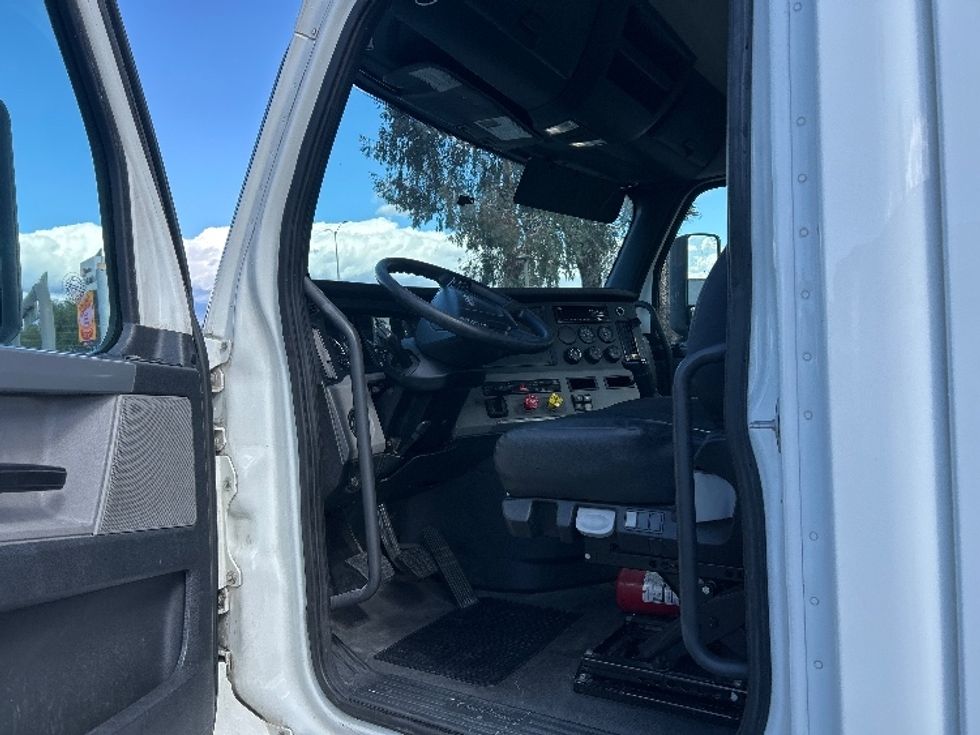Day Cab Tractor-Heavy Duty Tractors-Freightliner-2019-T11642ST-Fontana-CA-359,034\n\t\tmiles-$ 36,750 - Image 9