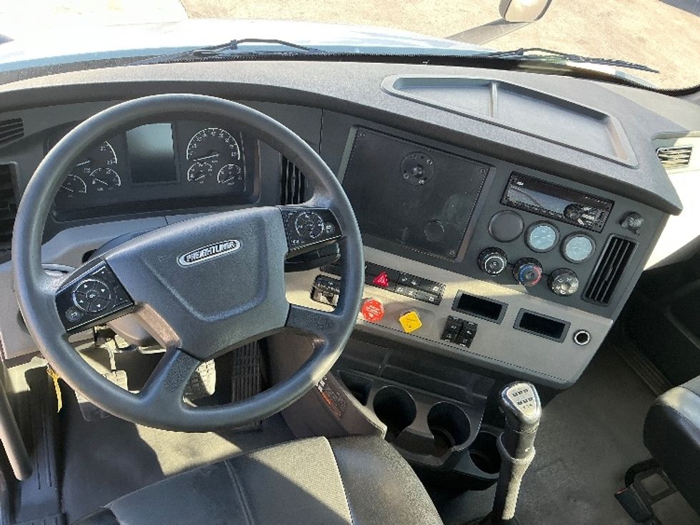 Day Cab Tractor-Heavy Duty Tractors-Freightliner-2019-T11642ST-Fontana-CA-411,674\n\t\tmiles-$ 33,500 - Image 11
