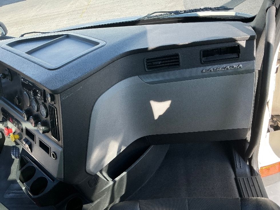 Day Cab Tractor-Heavy Duty Tractors-Freightliner-2019-T11642ST-Fontana-CA-411,674\n\t\tmiles-$ 33,500 - Image 13