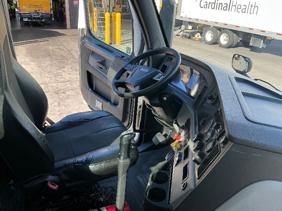 Day Cab Tractor-Heavy Duty Tractors-Freightliner-2019-T11642ST-Fontana-CA-411,674\n\t\tmiles-$ 33,500 - Image 14