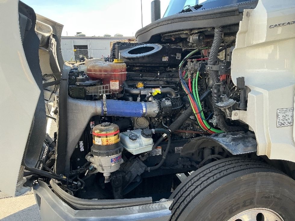 Day Cab Tractor-Heavy Duty Tractors-Freightliner-2019-T11642ST-Fontana-CA-411,674\n\t\tmiles-$ 33,500 - Image 16