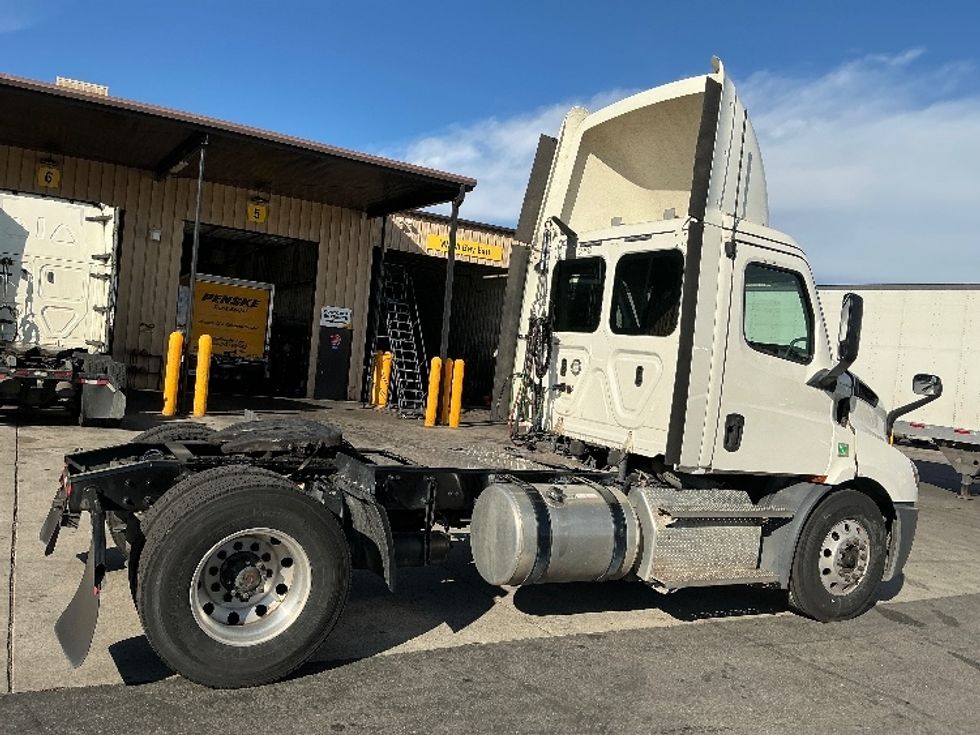 Day Cab Tractor-Heavy Duty Tractors-Freightliner-2019-T11642ST-Fontana-CA-411,674\n\t\tmiles-$ 33,500 - Image 18