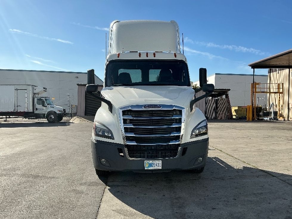 Day Cab Tractor-Heavy Duty Tractors-Freightliner-2019-T11642ST-Fontana-CA-411,674\n\t\tmiles-$ 33,500 - Image 2