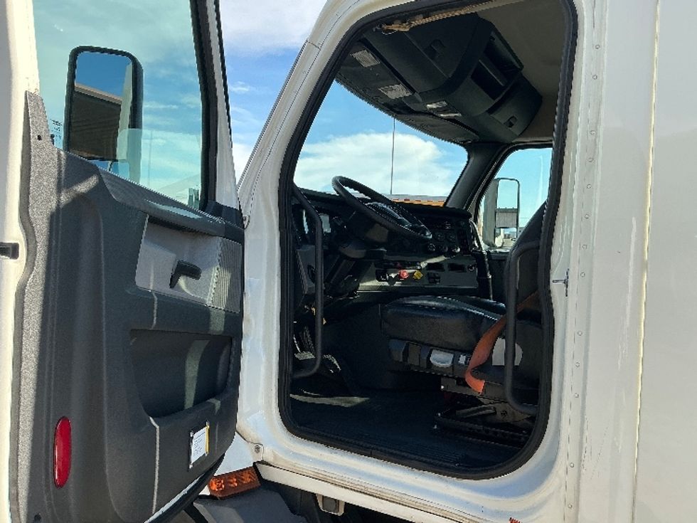 Day Cab Tractor-Heavy Duty Tractors-Freightliner-2019-T11642ST-Fontana-CA-411,674\n\t\tmiles-$ 33,500 - Image 9