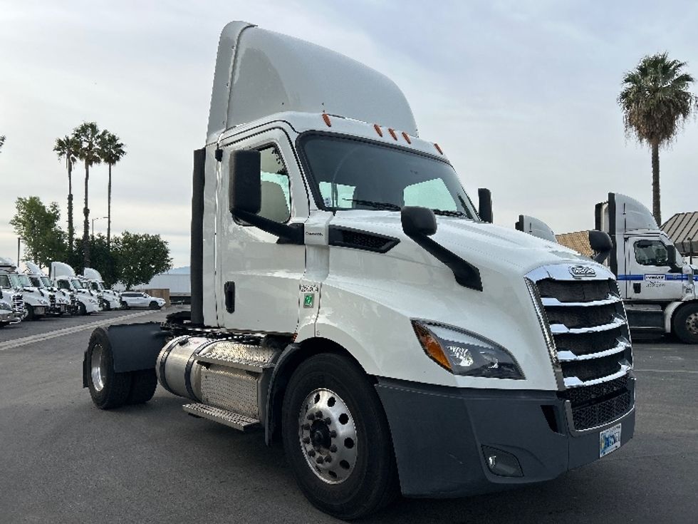Day Cab Tractor-Heavy Duty Tractors-Freightliner-2019-T11642ST-Fontana-CA-436,036\n\t\tmiles-$ 32,000 - Image 1