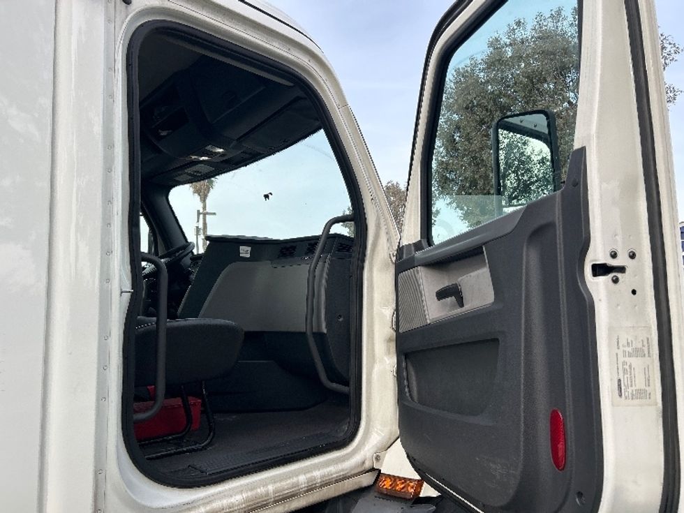 Day Cab Tractor-Heavy Duty Tractors-Freightliner-2019-T11642ST-Fontana-CA-436,036\n\t\tmiles-$ 32,000 - Image 12