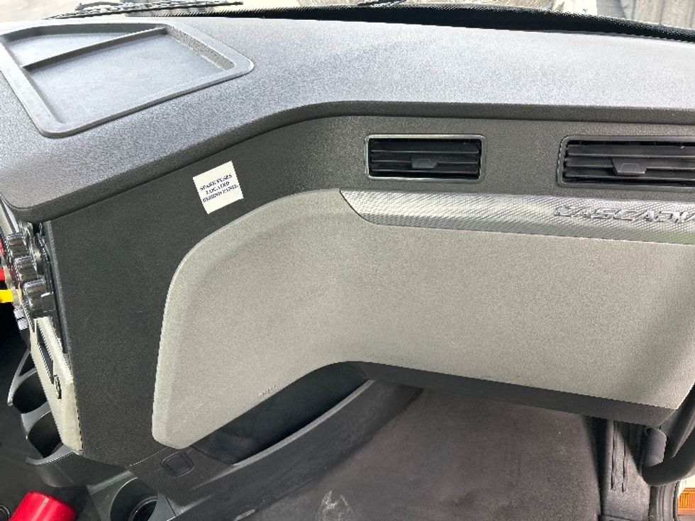 Day Cab Tractor-Heavy Duty Tractors-Freightliner-2019-T11642ST-Fontana-CA-436,036\n\t\tmiles-$ 32,000 - Image 13