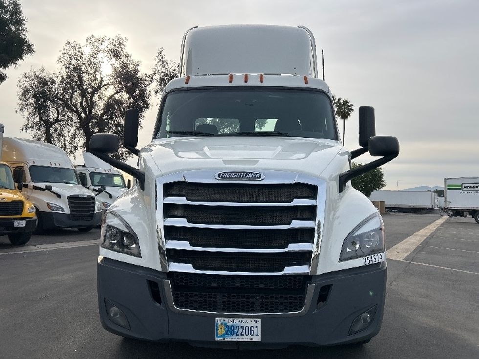 Day Cab Tractor-Heavy Duty Tractors-Freightliner-2019-T11642ST-Fontana-CA-436,036\n\t\tmiles-$ 32,000 - Image 2