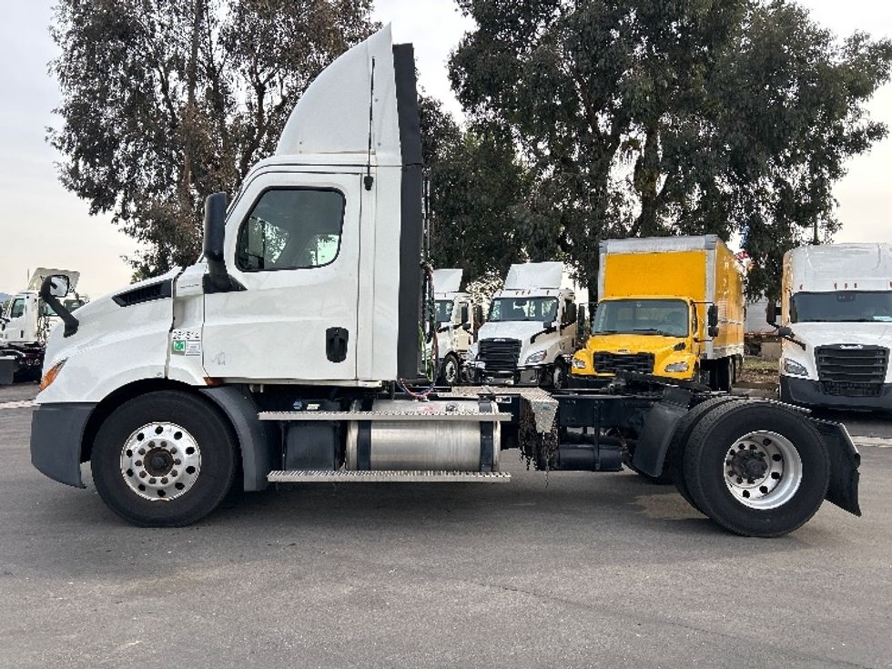Day Cab Tractor-Heavy Duty Tractors-Freightliner-2019-T11642ST-Fontana-CA-436,036\n\t\tmiles-$ 32,000 - Image 4