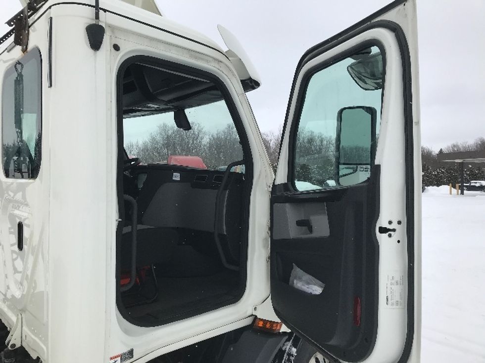 Day Cab Tractor-Heavy Duty Tractors-Freightliner-2019-T11642ST-Fredonia-NY-236,436\n\t\tmiles-$ 45,250 - Image 12