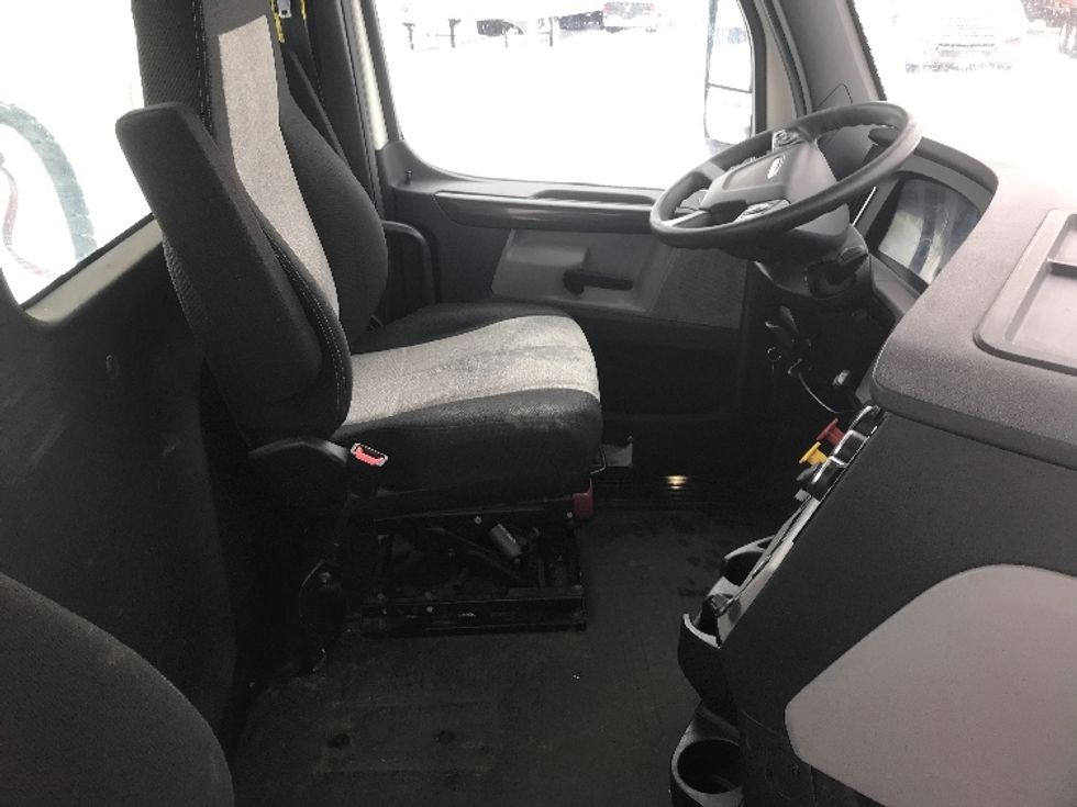 Day Cab Tractor-Heavy Duty Tractors-Freightliner-2019-T11642ST-Fredonia-NY-236,436\n\t\tmiles-$ 45,250 - Image 14