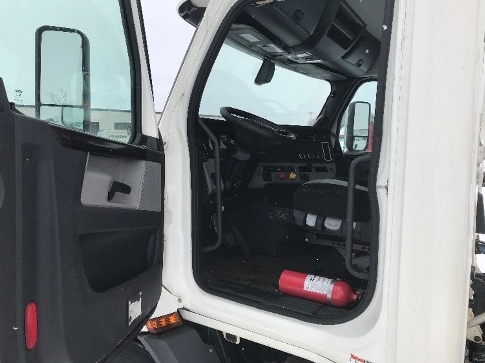 Day Cab Tractor-Heavy Duty Tractors-Freightliner-2019-T11642ST-Fredonia-NY-236,436\n\t\tmiles-$ 45,250 - Image 9