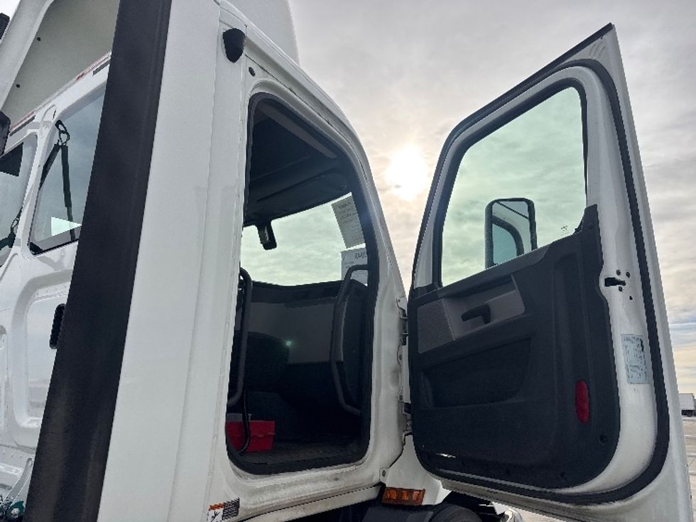Day Cab Tractor-Heavy Duty Tractors-Freightliner-2019-T11642ST-Greeley-CO-184,519\n\t\tmiles-$ 47,250 - Image 12
