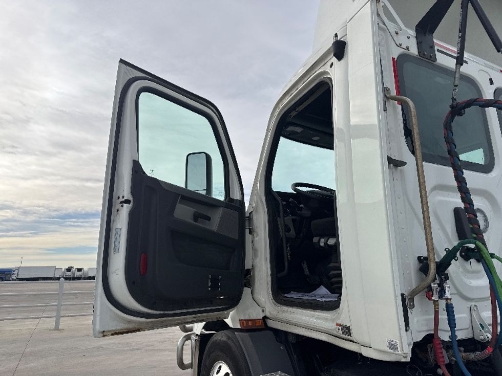 Day Cab Tractor-Heavy Duty Tractors-Freightliner-2019-T11642ST-Greeley-CO-184,519\n\t\tmiles-$ 47,250 - Image 9