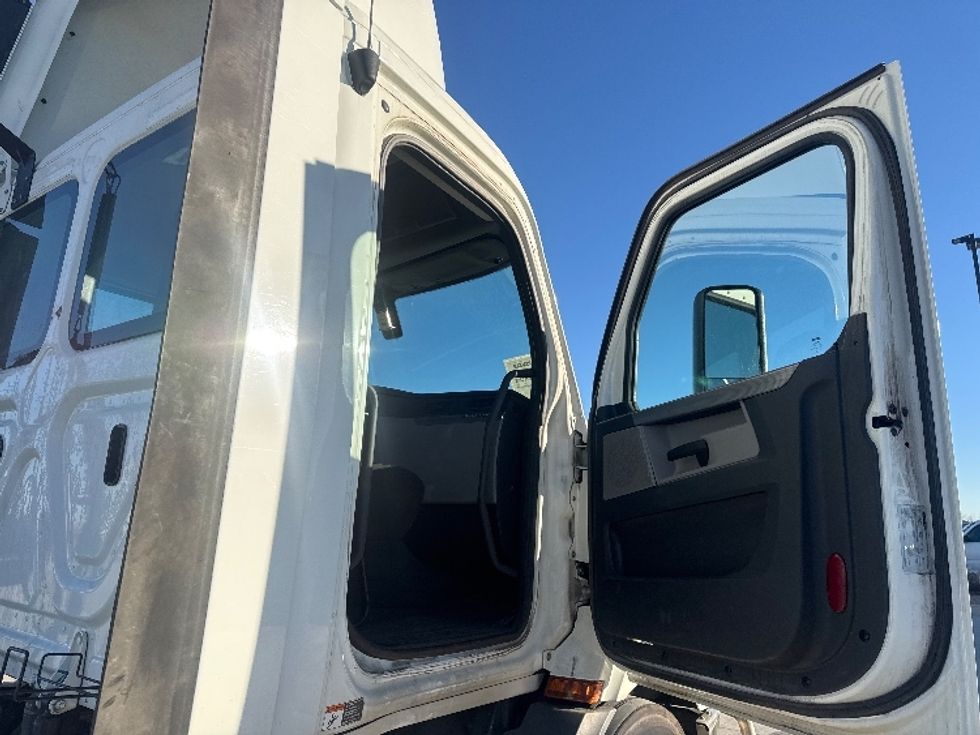 Day Cab Tractor-Heavy Duty Tractors-Freightliner-2019-T11642ST-Greeley-CO-201,998\n\t\tmiles-$ 46,250 - Image 12