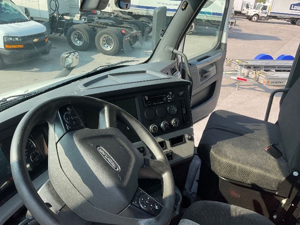 Day Cab Tractor-Heavy Duty Tractors-Freightliner-2019-T11642ST-Indianapolis-IN-440,971\n\t\tmiles-$ 42,250 - Image 10