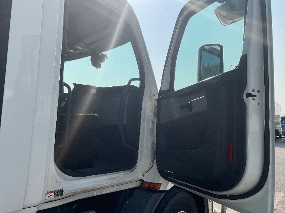 Day Cab Tractor-Heavy Duty Tractors-Freightliner-2019-T11642ST-Indianapolis-IN-440,971\n\t\tmiles-$ 42,250 - Image 12