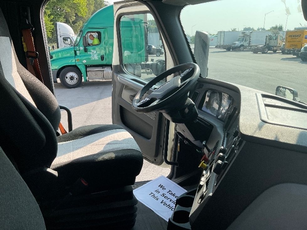 Day Cab Tractor-Heavy Duty Tractors-Freightliner-2019-T11642ST-Indianapolis-IN-440,971\n\t\tmiles-$ 42,250 - Image 14