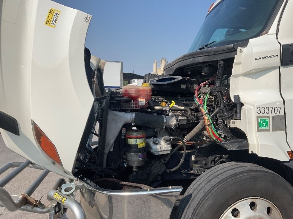 Day Cab Tractor-Heavy Duty Tractors-Freightliner-2019-T11642ST-Indianapolis-IN-440,971\n\t\tmiles-$ 42,250 - Image 16