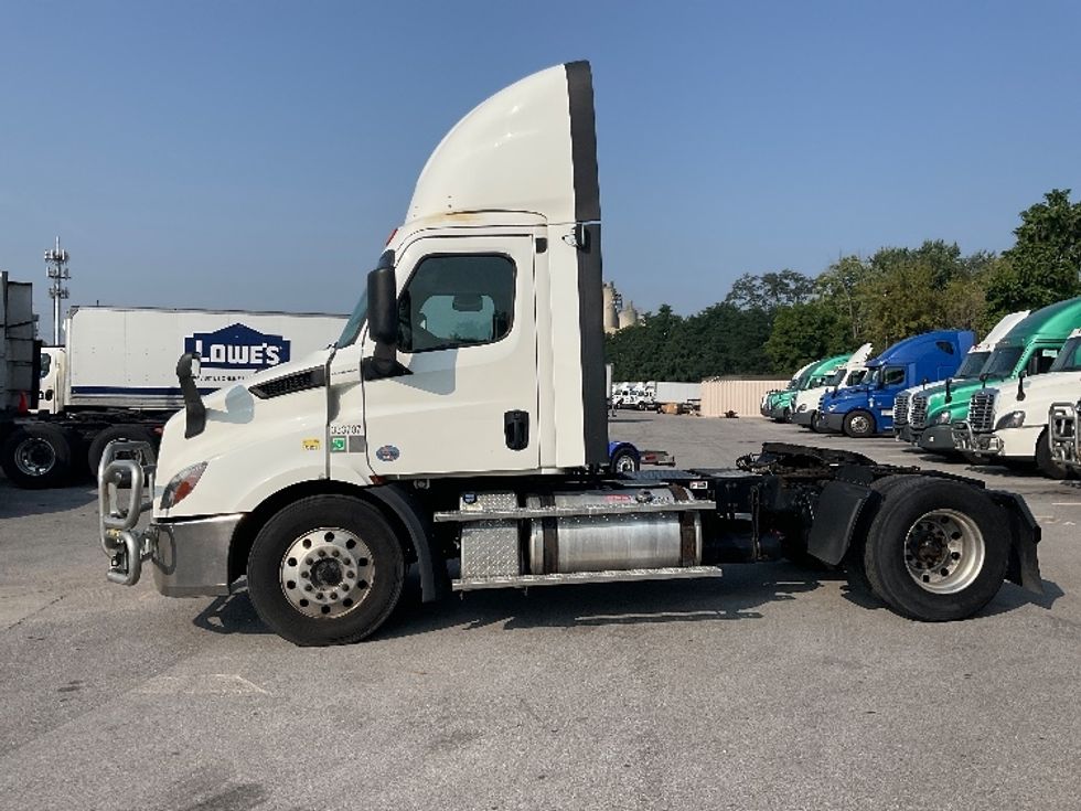 Day Cab Tractor-Heavy Duty Tractors-Freightliner-2019-T11642ST-Indianapolis-IN-440,971\n\t\tmiles-$ 42,250 - Image 4