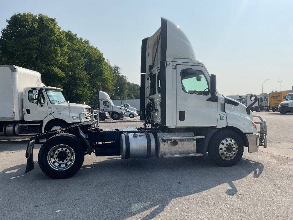 Day Cab Tractor-Heavy Duty Tractors-Freightliner-2019-T11642ST-Indianapolis-IN-440,971\n\t\tmiles-$ 42,250 - Image 8