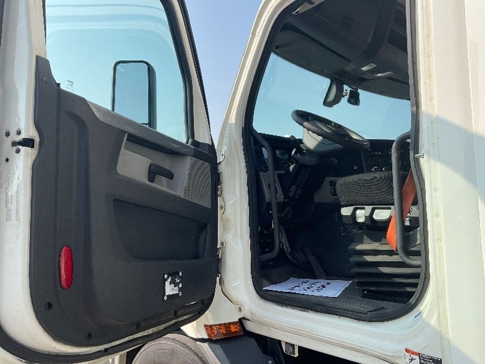 Day Cab Tractor-Heavy Duty Tractors-Freightliner-2019-T11642ST-Indianapolis-IN-440,971\n\t\tmiles-$ 42,250 - Image 9