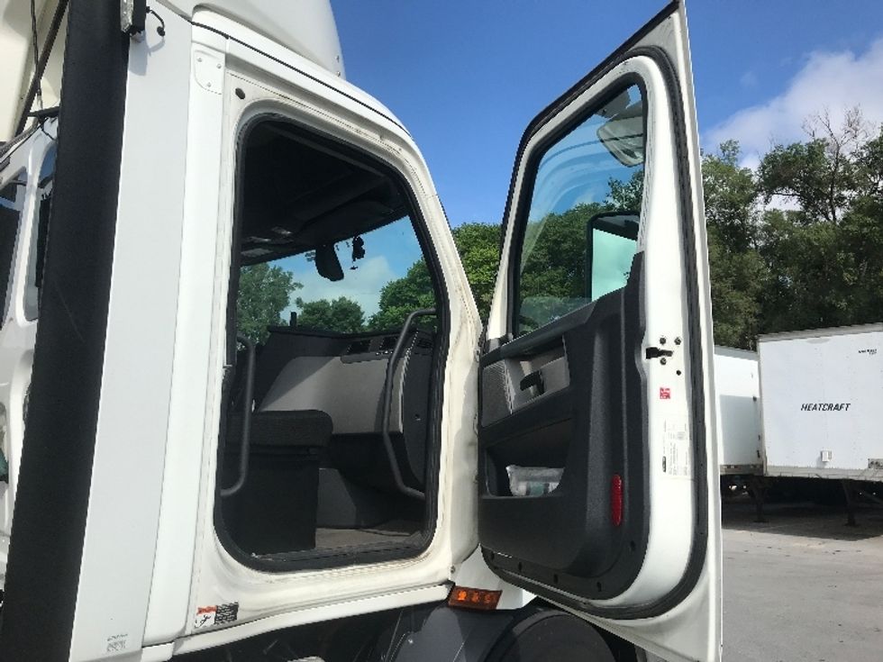 Day Cab Tractor-Heavy Duty Tractors-Freightliner-2019-T11642ST-Indianapolis-IN-631,146\n\t\tmiles-$ 28,000 - Image 12