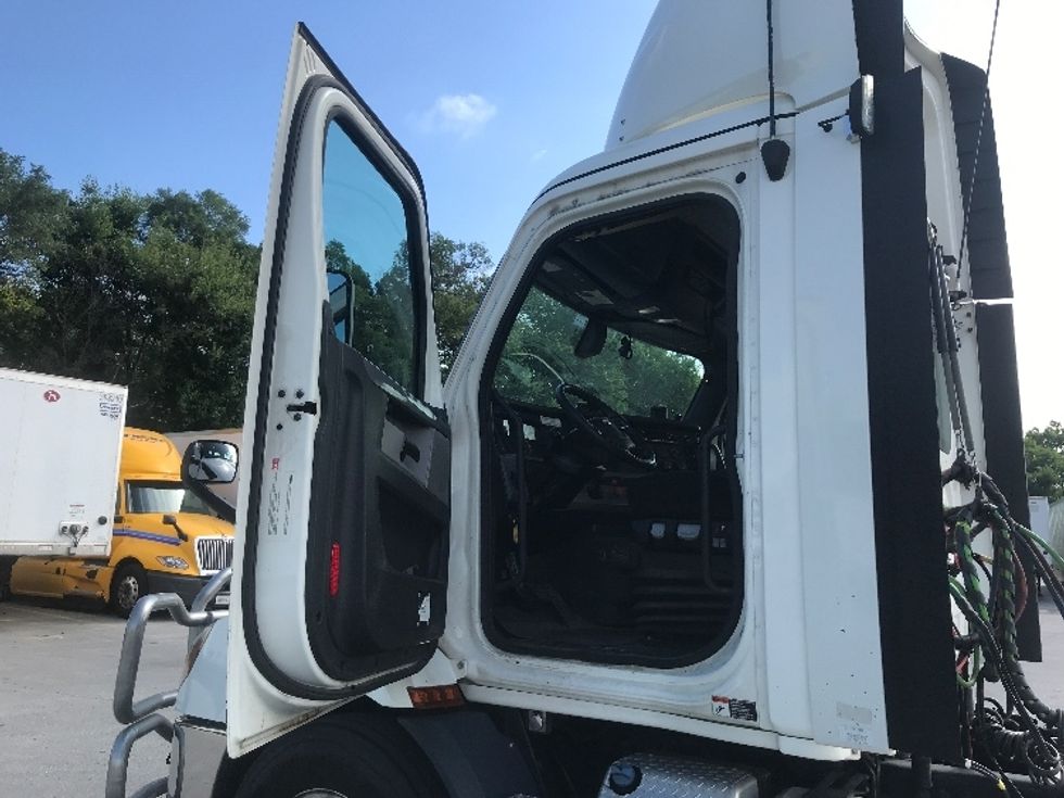 Day Cab Tractor-Heavy Duty Tractors-Freightliner-2019-T11642ST-Indianapolis-IN-631,146\n\t\tmiles-$ 28,000 - Image 9