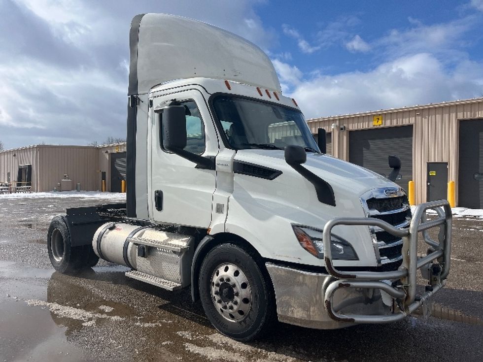 Day Cab Tractor-Heavy Duty Tractors-Freightliner-2019-T11642ST-Kalamazoo-MI-659,678\n\t\tmiles-$ 23,500 - Image 1