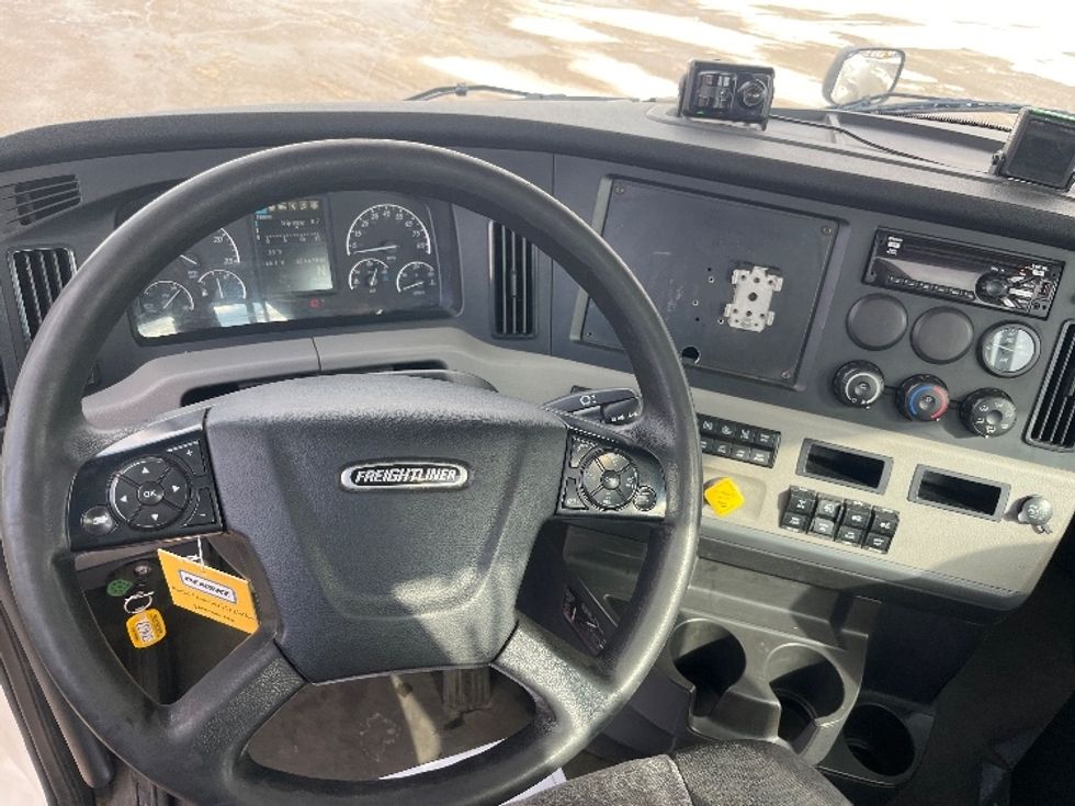 Day Cab Tractor-Heavy Duty Tractors-Freightliner-2019-T11642ST-Kalamazoo-MI-659,678\n\t\tmiles-$ 23,500 - Image 11