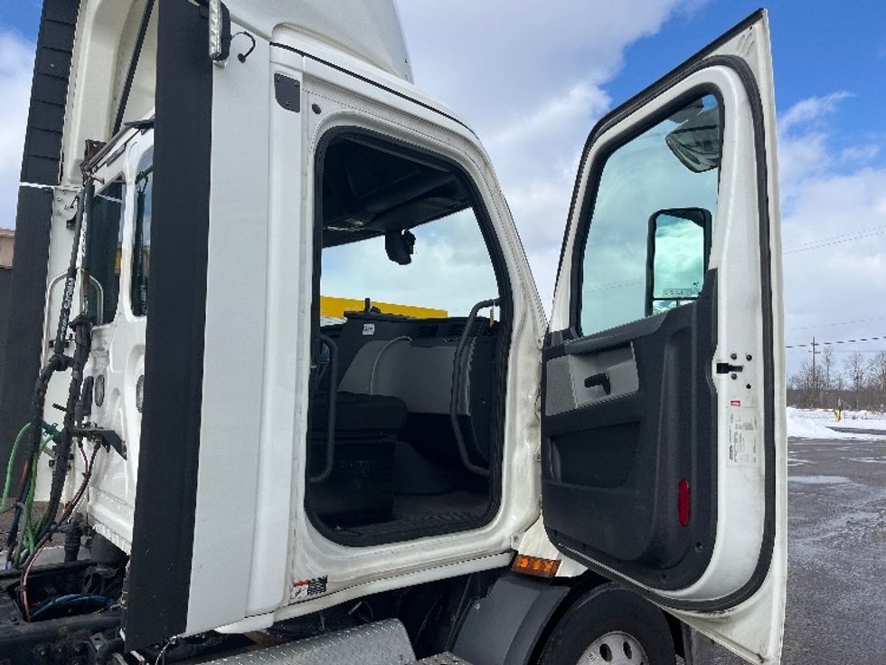 Day Cab Tractor-Heavy Duty Tractors-Freightliner-2019-T11642ST-Kalamazoo-MI-659,678\n\t\tmiles-$ 23,500 - Image 12
