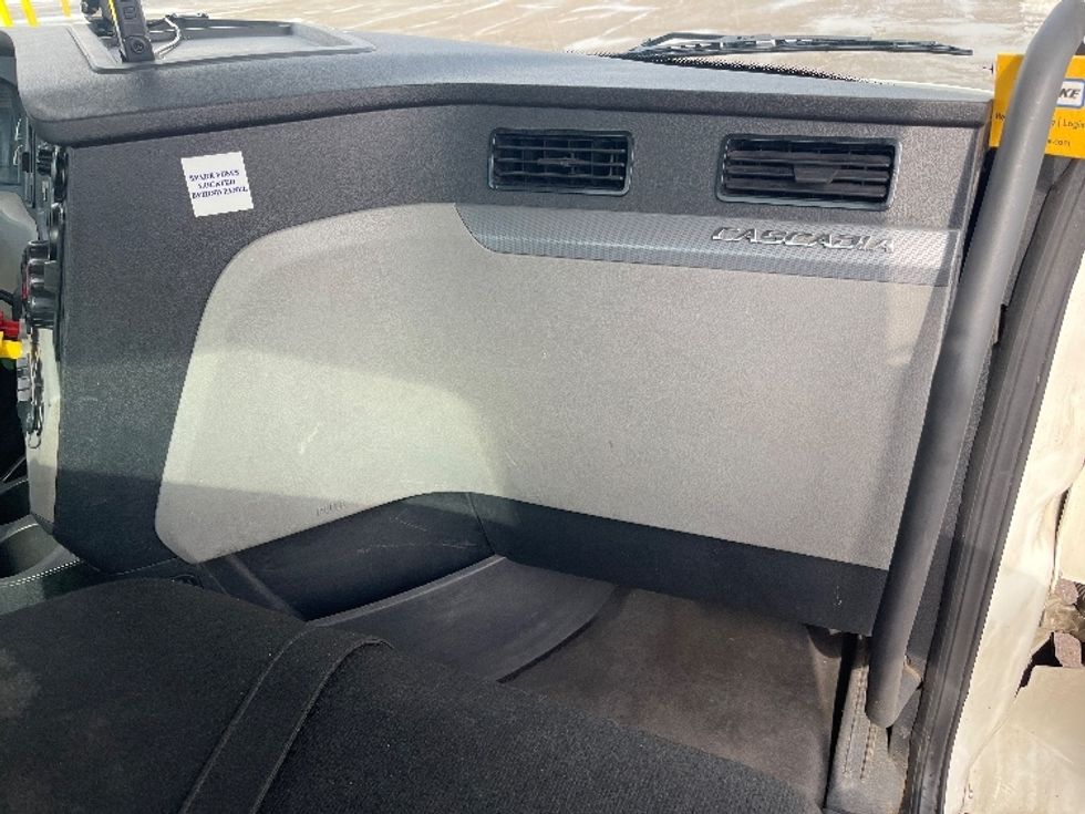 Day Cab Tractor-Heavy Duty Tractors-Freightliner-2019-T11642ST-Kalamazoo-MI-659,678\n\t\tmiles-$ 23,500 - Image 13