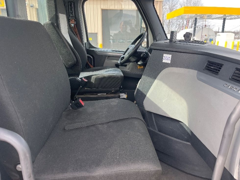 Day Cab Tractor-Heavy Duty Tractors-Freightliner-2019-T11642ST-Kalamazoo-MI-659,678\n\t\tmiles-$ 23,500 - Image 14