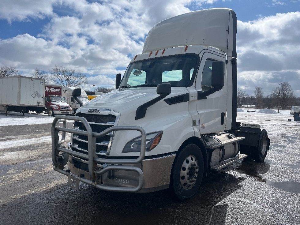 Day Cab Tractor-Heavy Duty Tractors-Freightliner-2019-T11642ST-Kalamazoo-MI-659,678\n\t\tmiles-$ 23,500 - Image 3