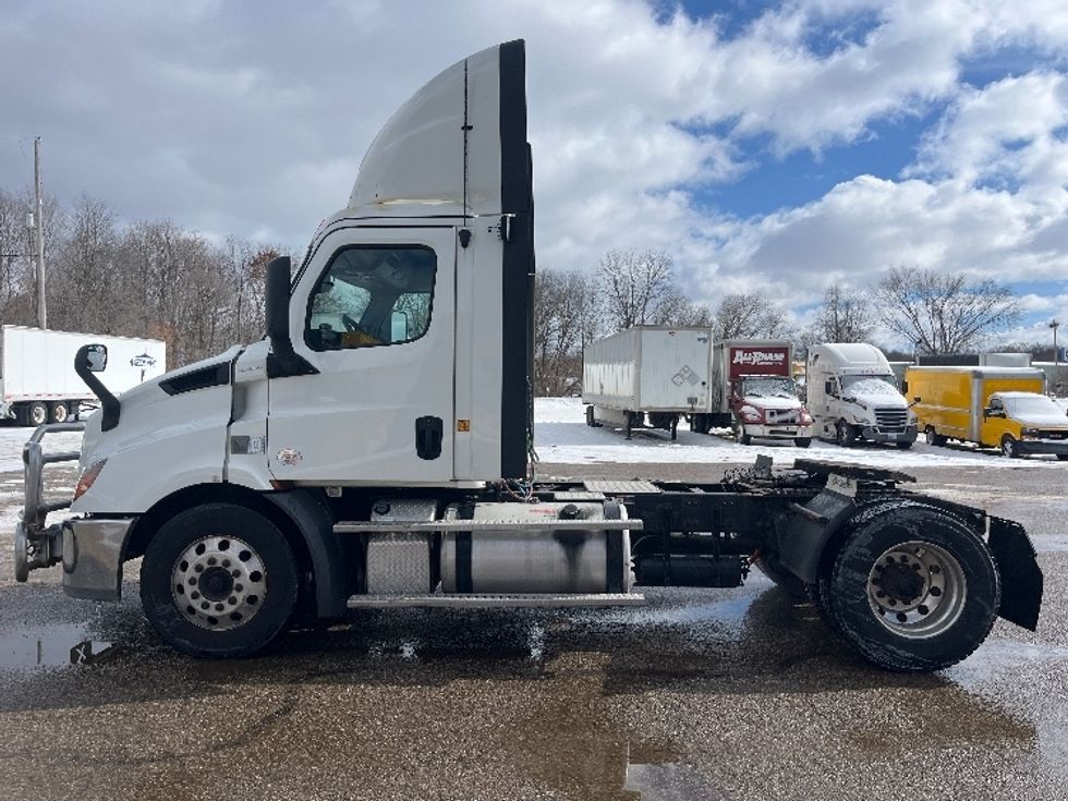 Day Cab Tractor-Heavy Duty Tractors-Freightliner-2019-T11642ST-Kalamazoo-MI-659,678\n\t\tmiles-$ 23,500 - Image 4