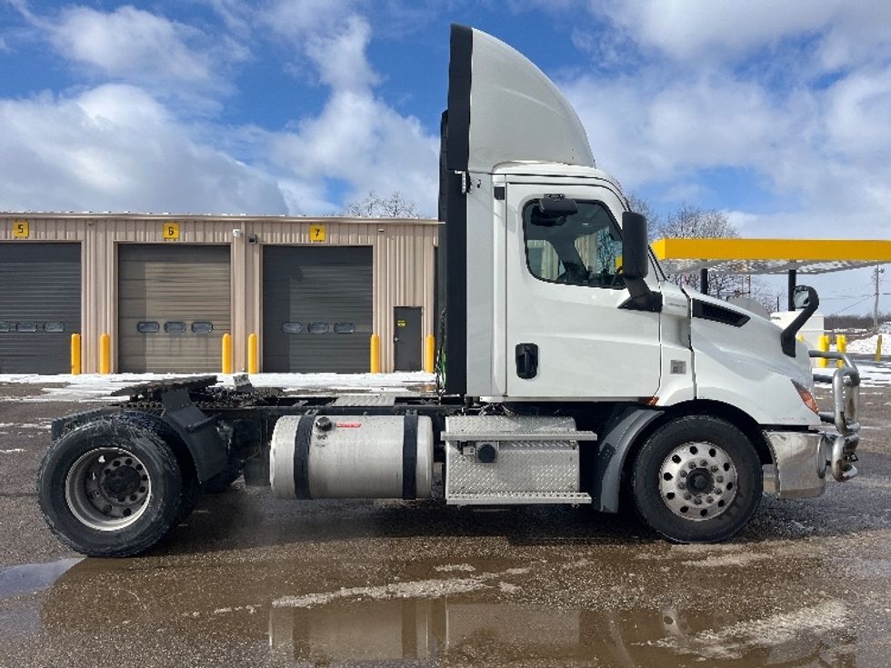 Day Cab Tractor-Heavy Duty Tractors-Freightliner-2019-T11642ST-Kalamazoo-MI-659,678\n\t\tmiles-$ 23,500 - Image 8