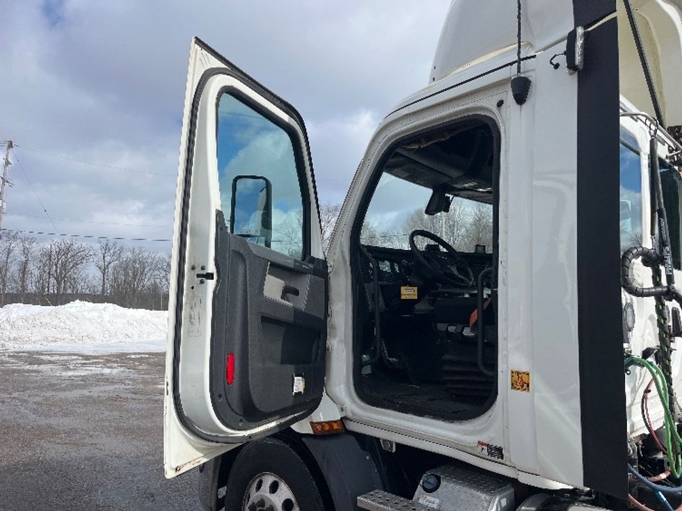 Day Cab Tractor-Heavy Duty Tractors-Freightliner-2019-T11642ST-Kalamazoo-MI-659,678\n\t\tmiles-$ 23,500 - Image 9