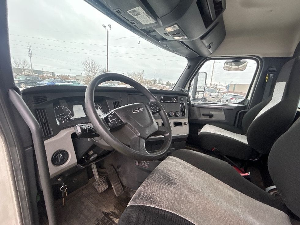 Day Cab Tractor-Heavy Duty Tractors-Freightliner-2019-T11642ST-Lansing-MI-245,758\n\t\tmiles-$ 38,000 - Image 10