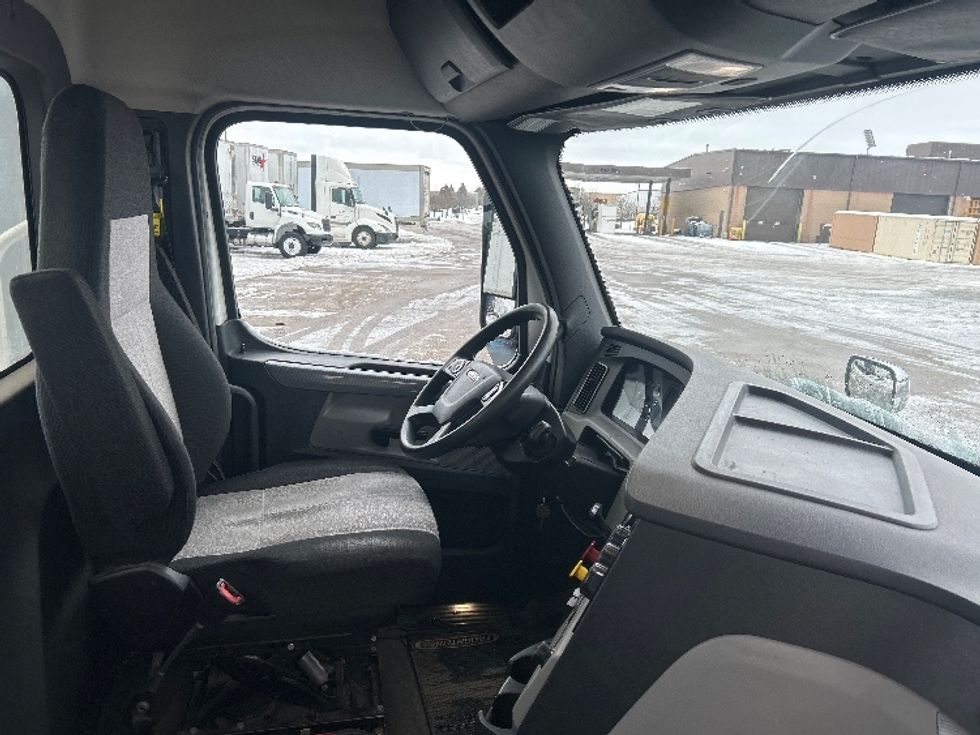 Day Cab Tractor-Heavy Duty Tractors-Freightliner-2019-T11642ST-Lansing-MI-245,758\n\t\tmiles-$ 38,000 - Image 14