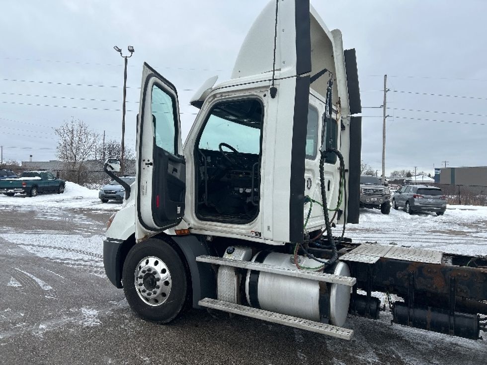 Day Cab Tractor-Heavy Duty Tractors-Freightliner-2019-T11642ST-Lansing-MI-245,758\n\t\tmiles-$ 38,000 - Image 9
