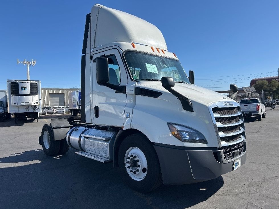 Day Cab Tractor-Heavy Duty Tractors-Freightliner-2019-T11642ST-Las Vegas-NV-743,968\n\t\tmiles-$ 19,000 - Image 1