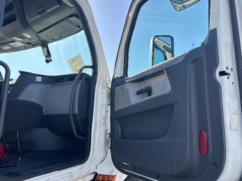 Day Cab Tractor-Heavy Duty Tractors-Freightliner-2019-T11642ST-Las Vegas-NV-743,968\n\t\tmiles-$ 19,000 - Image 12