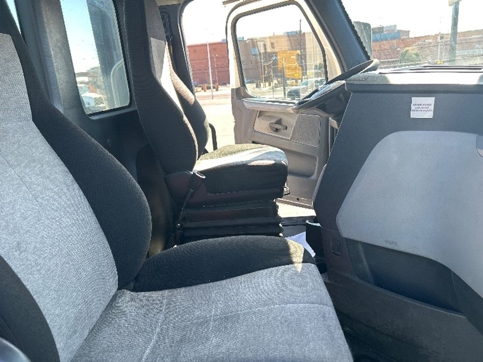 Day Cab Tractor-Heavy Duty Tractors-Freightliner-2019-T11642ST-Las Vegas-NV-743,968\n\t\tmiles-$ 19,000 - Image 14